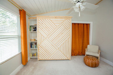 Modelo de habitación de invitados de estilo de casa de campo pequeña con paredes grises, moqueta, suelo blanco y machihembrado