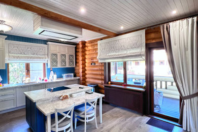 Стильный дизайн: серо-белая кухня среднего размера в современном стиле с обеденным столом, врезной мойкой, полом из керамической плитки, островом и потолком из вагонки в частном доме - последний тренд
