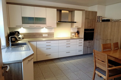 На фото: п-образная кухня-гостиная среднего размера