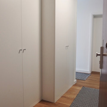 Gestufter Garderobenschrank für kleinen Flur