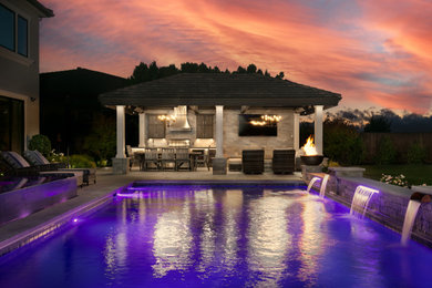 Transitional pool photo in San Francisco