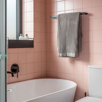 Graphic pink bathroom