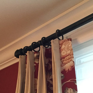 Mittelgroße Klassische Wohnküche ohne Kamin mit roter Wandfarbe und braunem Holzboden in Philadelphia