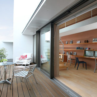 横浜のコンテンポラリースタイルのおしゃれな横庭のデッキ (日よけなし) の写真