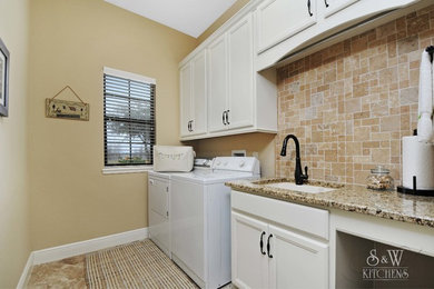 Transitional home design photo in Orlando