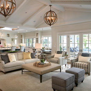 Großes, Repräsentatives, Fernseherloses, Offenes Country Wohnzimmer ohne Kamin mit beiger Wandfarbe, braunem Holzboden und braunem Boden in Phoenix