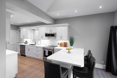 Kitchen - transitional kitchen idea in Toronto