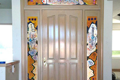 Aménagement d'un hall d'entrée contemporain de taille moyenne avec un mur blanc, un sol en carrelage de céramique, une porte simple et une porte en bois clair.