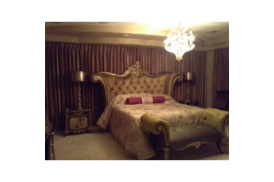 オレンジカウンティにあるヴィクトリアン調のおしゃれな主寝室 (ベージュの壁、カーペット敷き、暖炉なし、ベージュの床)