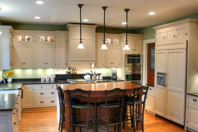Kitchen - traditional kitchen idea in Chicago