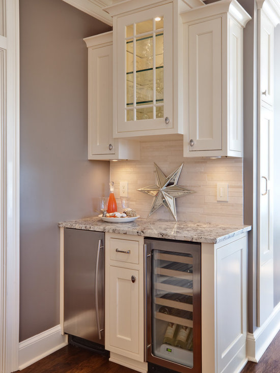 Traditional kitchen pictures - Elegant kitchen photo in Atlanta with shaker cabinets, white cabinets, granite countertops, beige backsplash and stainless steel appliances