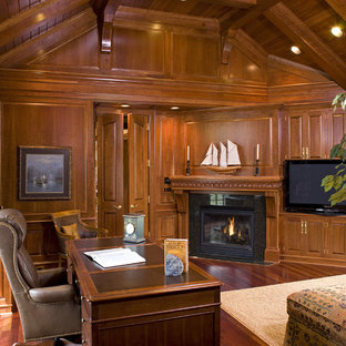 Bild på ett vintage arbetsrum, med en öppen hörnspis och ett fristående skrivbord