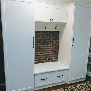 Bild på en mellanstor vintage hall, med röda väggar, mellanmörkt trägolv och brunt golv