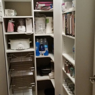 Bild på ett litet funkis kök, med öppna hyllor, vita skåp, laminatbänkskiva och mörkt trägolv