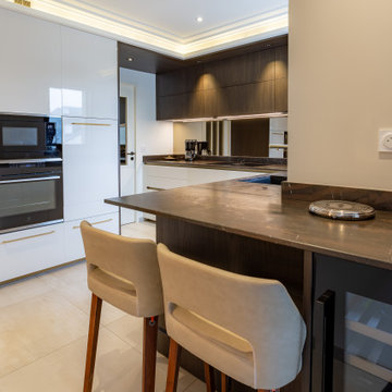 Création d'une cuisine chic et lumineuse dans une maison moderne