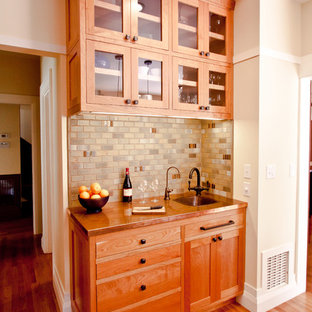 Idées déco pour une arrière-cuisine craftsman en L de taille moyenne avec un évier posé, un placard avec porte à panneau encastré, des portes de placard en bois brun, un plan de travail en béton, une crédence multicolore, une crédence en carreau de céramique, un électroménager en acier inoxydable, un sol en bois brun et un îlot central.