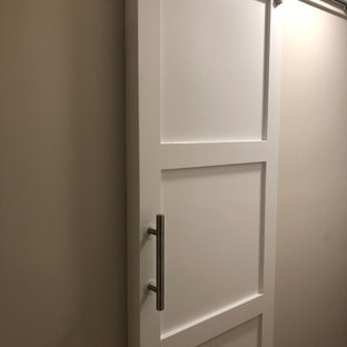 Esempio di una piccola stanza da bagno con doccia minimalista con ante in stile shaker, ante bianche, doccia alcova, WC a due pezzi, piastrelle bianche, piastrelle in ceramica, pareti bianche, pavimento in gres porcellanato, lavabo sottopiano, top in granito, pavimento grigio, porta doccia scorrevole e top blu