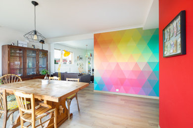 Aménagement d'une salle de séjour contemporaine de taille moyenne et ouverte avec un mur multicolore, parquet clair, aucune cheminée, un plafond décaissé et du papier peint.
