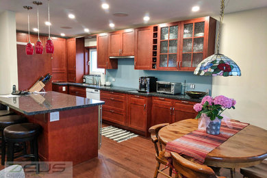 Kitchen - traditional kitchen idea in Toronto