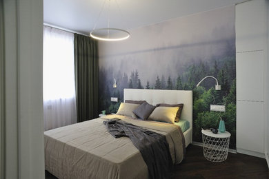 他の地域にある小さなコンテンポラリースタイルのおしゃれな主寝室 (白い壁、磁器タイルの床、暖炉なし、茶色い床)