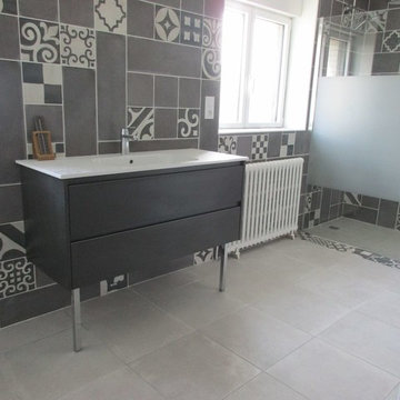 Rénovation salle d'eau en noir et blanc