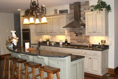 Kitchen - kitchen idea in Richmond