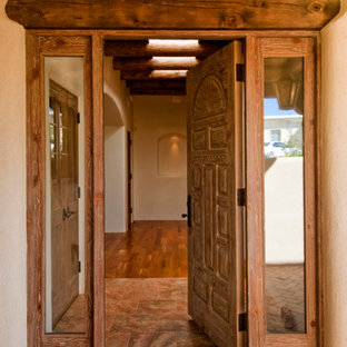 Exempel på ett mellanstort amerikanskt brunt hus, med allt i ett plan, stuckatur och platt tak