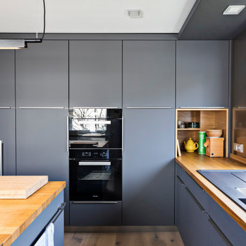 Küche mit anti-fingerprint Oberflächen, Eichenarbeitsfläche, Bora u Miele Geräte