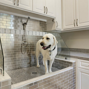 Exempel på ett klassiskt grovkök, med luckor med upphöjd panel och vita skåp