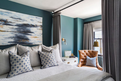 ニューヨークにある中くらいなトランジショナルスタイルのおしゃれな主寝室 (緑の壁、濃色無垢フローリング、茶色い床) のインテリア