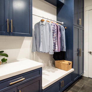 Bild på en mellanstor vintage vita parallell vitt tvättstuga enbart för tvätt, med en undermonterad diskho, skåp i shakerstil, blå skåp, bänkskiva i koppar, vita väggar, betonggolv, en tvättmaskin och torktumlare bredvid varandra och grått golv