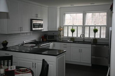 Kitchen - traditional kitchen idea in St Louis
