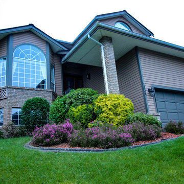 Traditional Front Yard Landscape