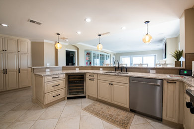 Kitchen - mid-sized transitional kitchen idea in Jacksonville