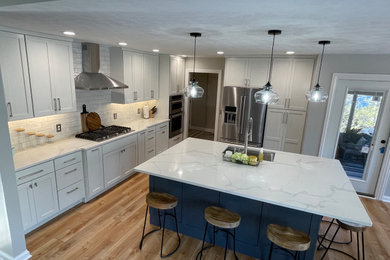 Inspiration for a modern kitchen remodel in Tampa