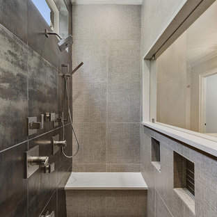 Idee per una stanza da bagno moderna con doccia a filo pavimento, piastrelle grigie, piastrelle in metallo, pavimento con piastrelle di ciottoli e pavimento multicolore