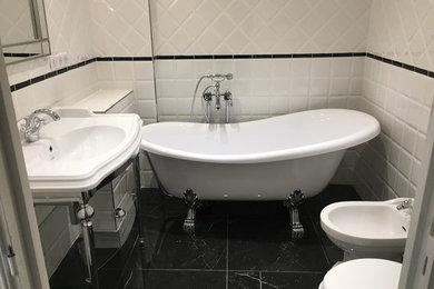 Kleines Klassisches Badezimmer En Suite mit Löwenfuß-Badewanne, Toilette mit Aufsatzspülkasten, weißen Fliesen, weißer Wandfarbe, Keramikboden, Sockelwaschbecken und schwarzem Boden in Nizza