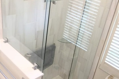 Immagine di una stanza da bagno costiera con doccia doppia, piastrelle bianche, pareti bianche e pavimento bianco