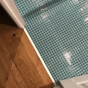 Détails entre le sol de la salle de bains et couloir