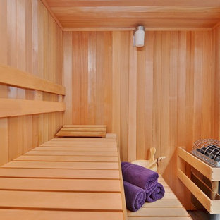 ニューヨークの中サイズのオーダーメイドおしゃれな裏庭プールの写真