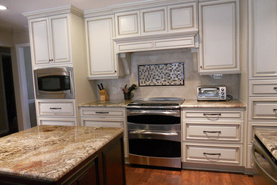 Example of a classic kitchen design in Miami