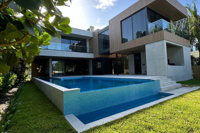 Example of a minimalist pool design in Miami