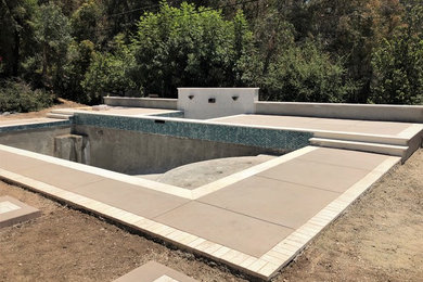 Example of a mid-sized classic backyard concrete and rectangular lap hot tub design in Los Angeles