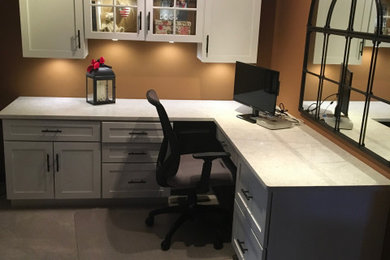 Ejemplo de despacho clásico renovado pequeño con paredes marrones, moqueta, escritorio empotrado y suelo blanco