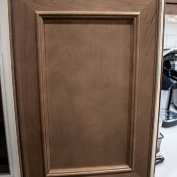 Maple Stained Shaker Kitchen Cabinets with Peninsula Bar