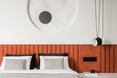 Стильный дизайн: хозяйская спальня среднего размера: освещение в современном стиле с белыми стенами и паркетным полом среднего тона - последний тренд