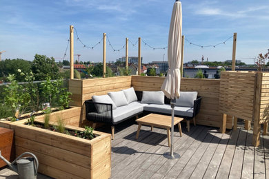 Inspiration for a large rooftop rooftop deck remodel in Berlin