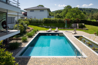 Moderner Pool in rechteckiger Form mit Natursteinplatten in Nürnberg
