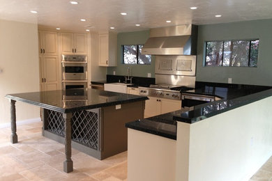 Kitchen photo in Los Angeles