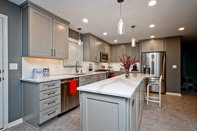 Kitchen - modern kitchen idea in Kansas City